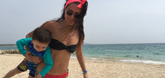 Alerta roja: mamá primeriza va a la playa